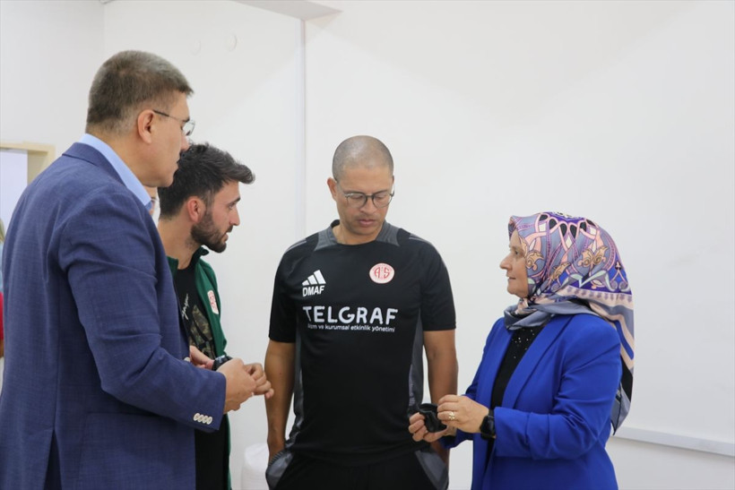 Alex de Souza, Burdurlu kadınların ürettiği el dikim top atölyesini gezdi - Resim: 1