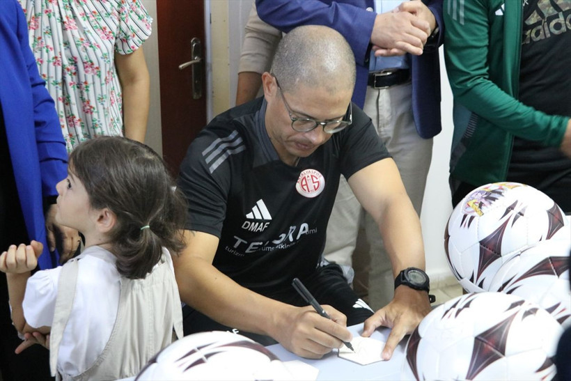 Alex de Souza, Burdurlu kadınların ürettiği el dikim top atölyesini gezdi - Resim: 3