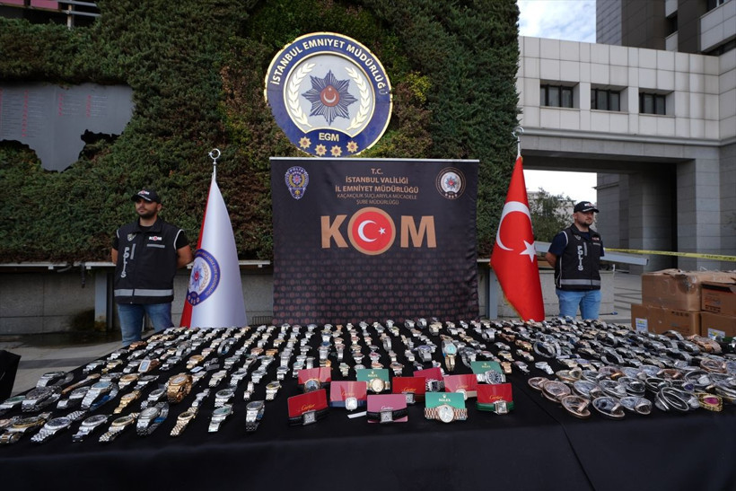 500 milyon liralık kaçakçılık engellendi! Hepsi İstanbul'da ele geçirildi: Çanta, saat, cüzdan... - Resim: 3
