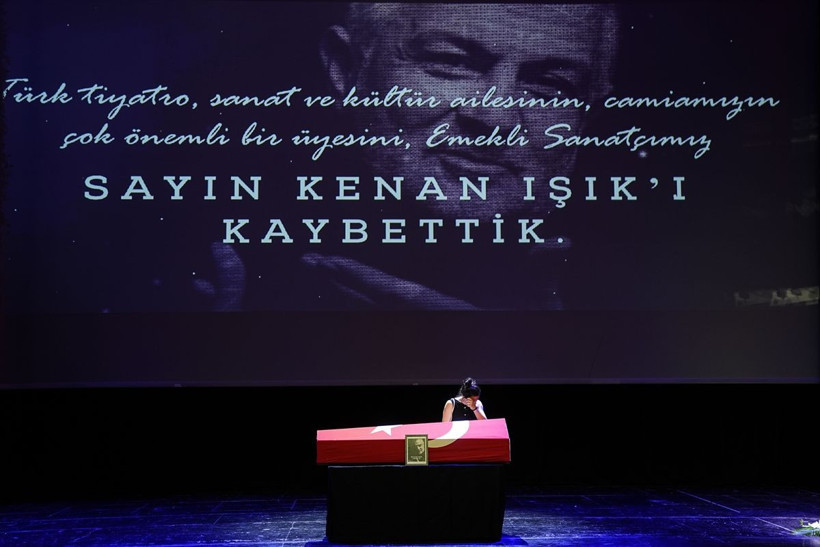 Kenan Işık'a veda! Atatürk Kültür Merkezi'nde tören düzenlendi, tabutun başındaki o kişi merak edildi... - Resim: 3