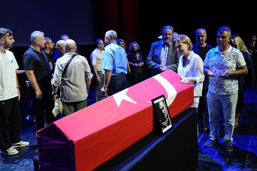 Kenan Işık'a veda! Atatürk Kültür Merkezi'nde tören düzenlendi, tabutun başındaki o kişi merak edildi... - Resim: 2