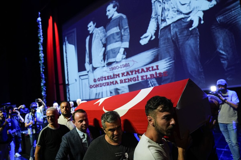 Kenan Işık'a veda! Atatürk Kültür Merkezi'nde tören düzenlendi, tabutun başındaki o kişi merak edildi... - Resim: 1