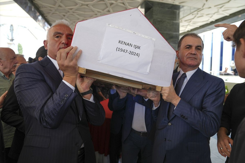 Oyuncu ve sunucu Kenan Işık son yolculuğuna uğurlandı - Resim: 3