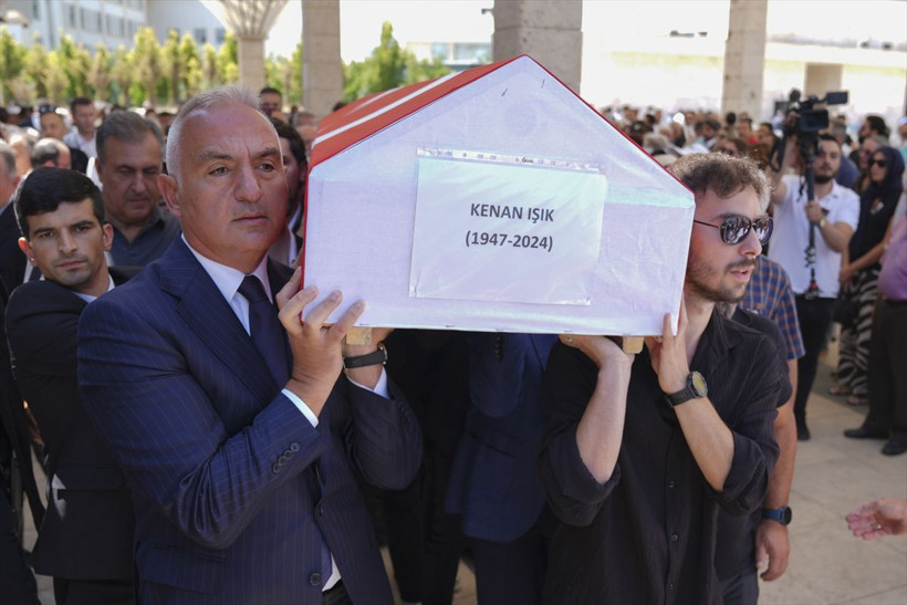 Oyuncu ve sunucu Kenan Işık son yolculuğuna uğurlandı - Resim: 2