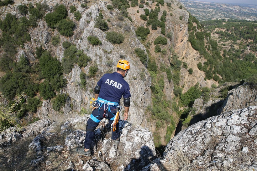 Denizli'de otomobil 200 metrelik uçuruma yuvarlandı! Korkunç kazada 4 kişi öldü - Resim: 4