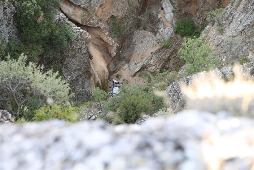 Denizli'de otomobil 200 metrelik uçuruma yuvarlandı! Korkunç kazada 4 kişi öldü - Resim: 3