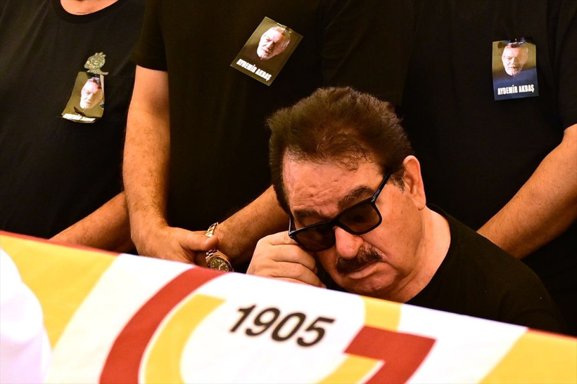 Aydemir Akbaş'ın cenazesinde kaos! Şafak Sezer isyan etti: "Hayatımda böyle rezillik görmedim" - Resim: 1