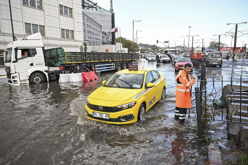 İstanbul'da sağanak yağış! Trafik felç oldu, seferler iptal edildi - Resim: 1