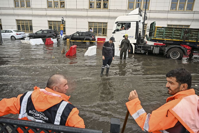 İstanbul'da sağanak yağış! Trafik felç oldu, seferler iptal edildi - Resim: 2