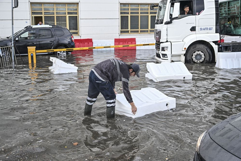 İstanbul'da sağanak yağış! Trafik felç oldu, seferler iptal edildi - Resim: 4
