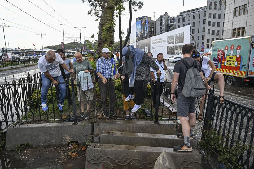 İstanbul'da sağanak yağış! Trafik felç oldu, seferler iptal edildi - Resim: 3