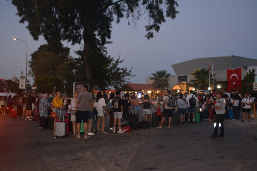 3 günlük tatili fırsat bilen oraya koştu! Uzun kuyruklar oluştu - Resim: 1