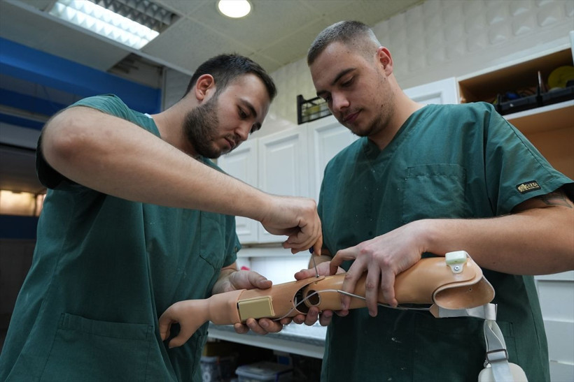 Saçlarının ardından protez koluna kavuşan küçük Sinem, ilk kez annesine sarıldı - Resim: 3