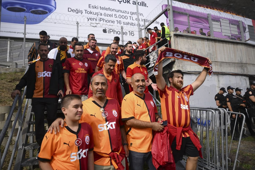 RAMS Park'ta toplanan Galatasaraylı taraftarlar, derbi için Kadıköy'e gitti - Resim: 4