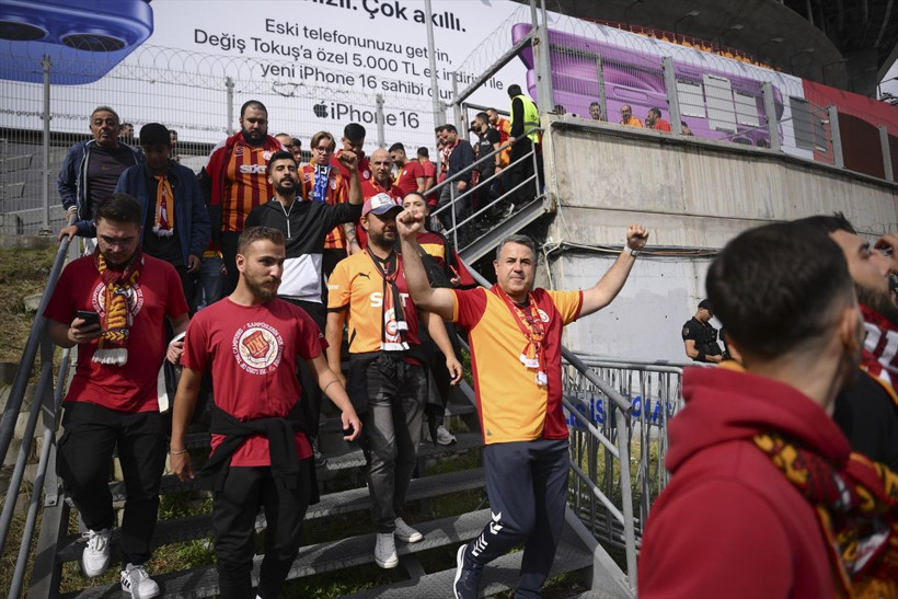 RAMS Park'ta toplanan Galatasaraylı taraftarlar, derbi için Kadıköy'e gitti - Resim: 3