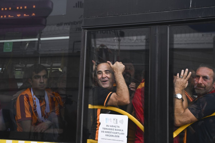 RAMS Park'ta toplanan Galatasaraylı taraftarlar, derbi için Kadıköy'e gitti - Resim: 1