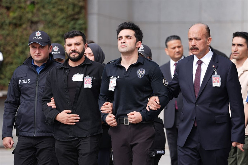 Şehit polis Şeyda Yılmaz'a veda! Cenaze töreninde yakınları güçlükle ayakta durdu - Resim: 3