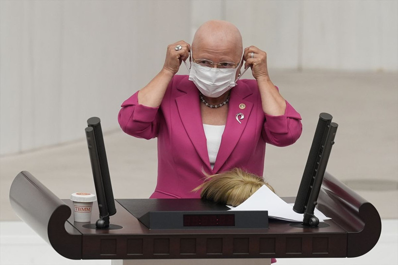 CHP'li Nurten Yontar peruğunu çıkardı, Meclis dakikalarca ayakta alkışladı - Resim: 3