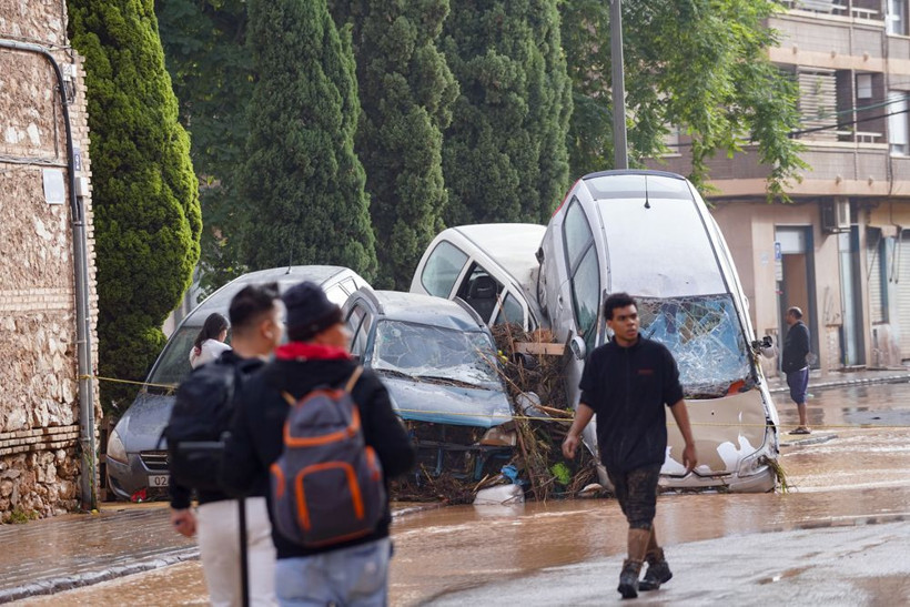 Sel felaketi! Ülkeden feci görüntüler geldi, 51 kişi hayatını kaybetti, köprüler çöktü - Resim: 2