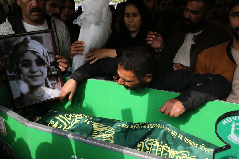 6 yaşındaki Şirin'e gözyaşlarıyla veda! Tabutun üzerine gelinlik konuldu - Resim: 1