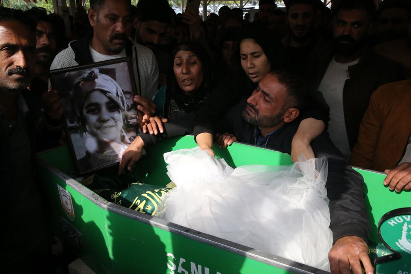 6 yaşındaki Şirin'e gözyaşlarıyla veda! Tabutun üzerine gelinlik konuldu - Resim: 2