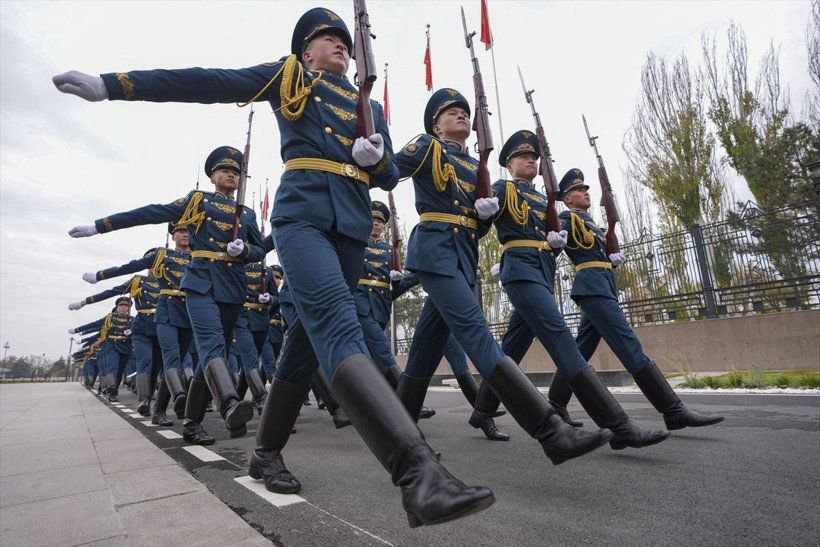 Cumhurbaşkanı Erdoğan, Bişkek'te resmi törenle karşılandı - Resim: 4