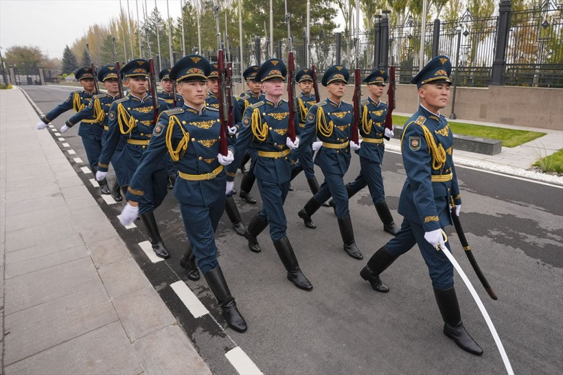 Cumhurbaşkanı Erdoğan, Bişkek'te resmi törenle karşılandı - Resim: 2