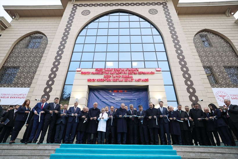 Cumhurbaşkanı Erdoğan, Kırgızistan'da kendi isminin verildiği hastanenin açılışını yaptı - Resim: 1