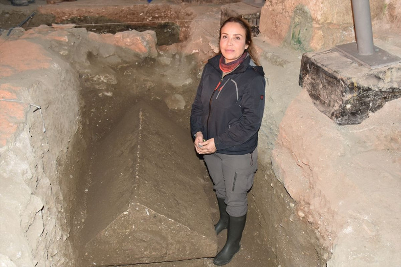 Aziz Nikolaos Kilisesi kazılarında tarihe ışık tutacak lahit bulundu - Resim: 2