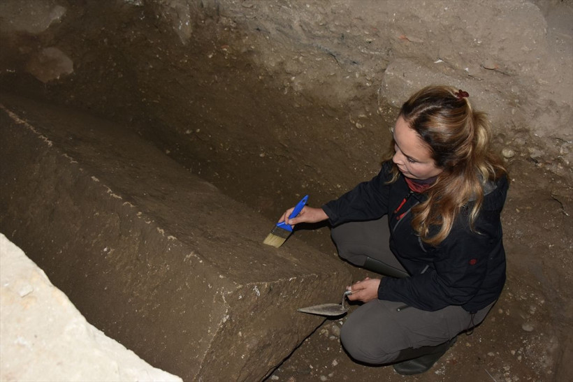 Aziz Nikolaos Kilisesi kazılarında tarihe ışık tutacak lahit bulundu - Resim: 3