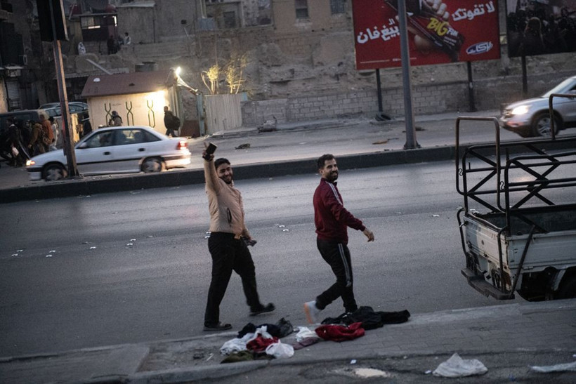 Rejim çöktü kutlama yaptılar! Şam'dan gelen son görüntüler - Resim: 2