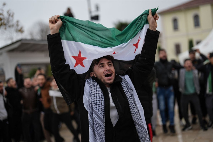 Türkiye'deki Suriyeliler sokaklara döküldü! Esed'in gidişini böyle kutladılar - Resim: 4
