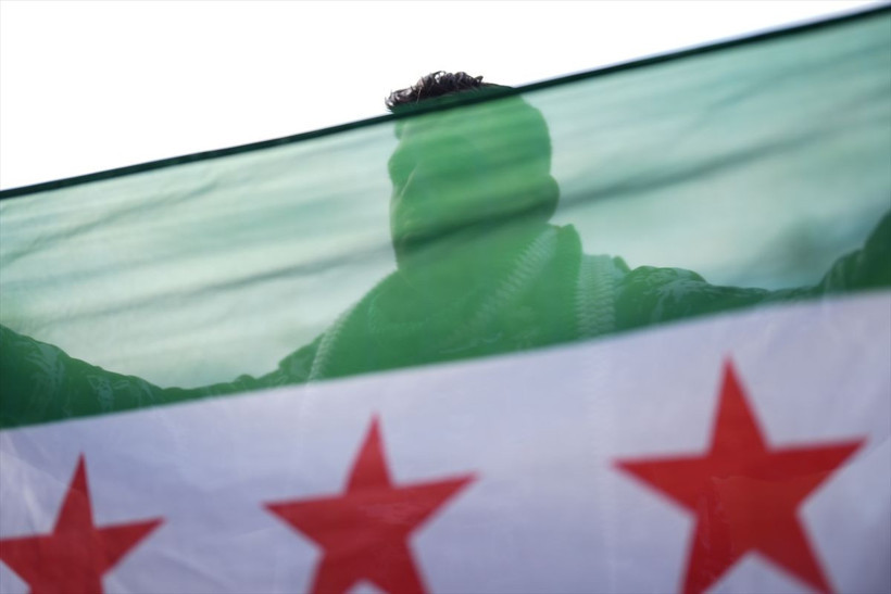 Türkiye'deki Suriyeliler sokaklara döküldü! Esed'in gidişini böyle kutladılar - Resim: 1