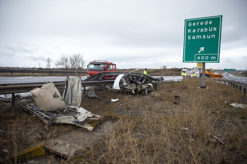 Anadolu Otoyolu'nda bariyerlere çarpan otomobil hurdaya döndü! Sürücünün durumu ağır - Resim: 3