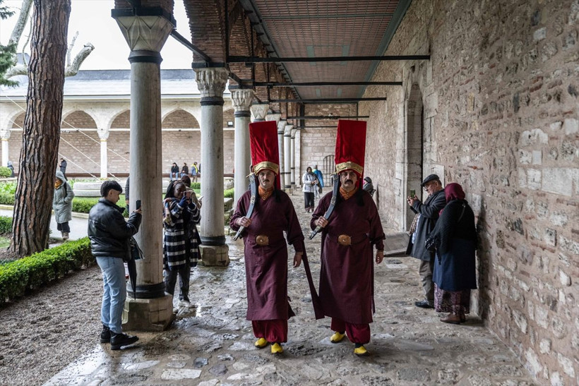 Topkapı Sarayı'nda yeni uygulamaya yoğun ilgi! Jandarmalar "silahtar" kıyafetiyle nöbet tutuyor - Resim: 2