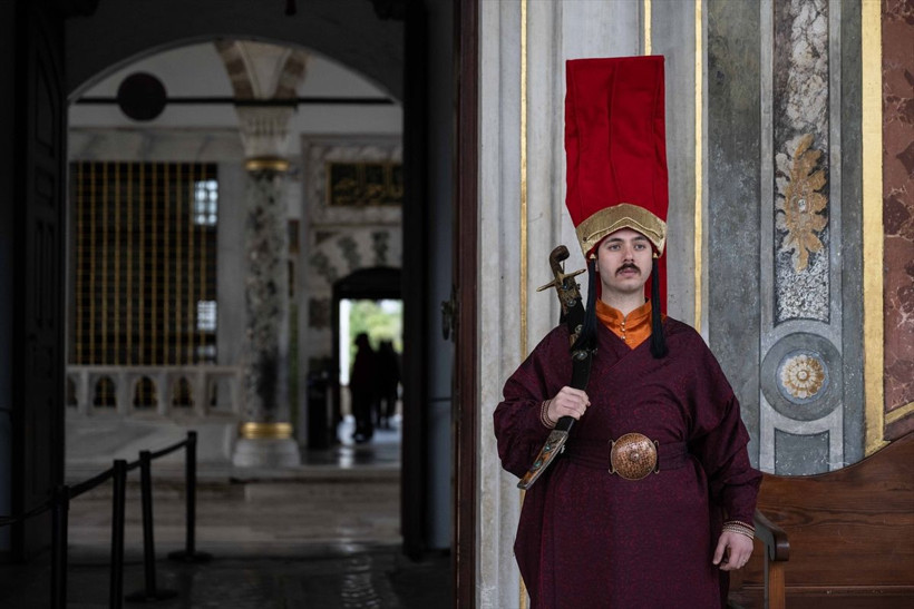 Topkapı Sarayı'nda yeni uygulamaya yoğun ilgi! Jandarmalar "silahtar" kıyafetiyle nöbet tutuyor - Resim: 3