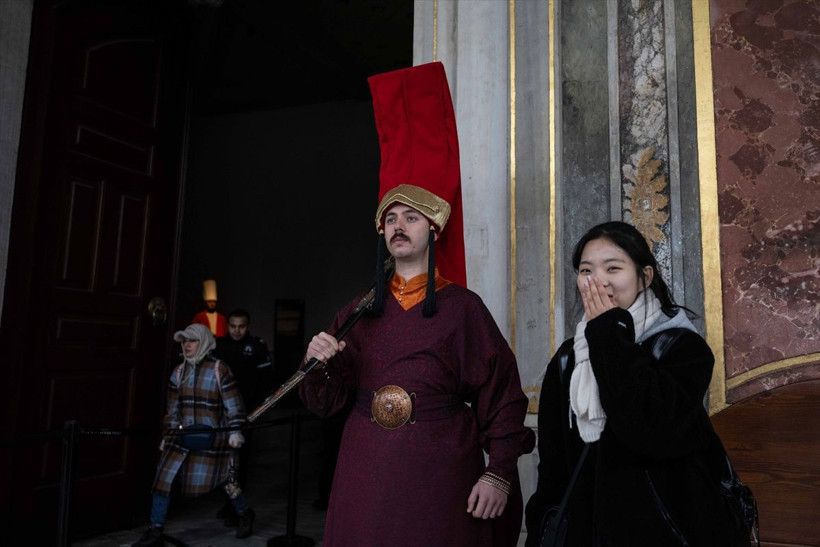 Topkapı Sarayı'nda yeni uygulamaya yoğun ilgi! Jandarmalar "silahtar" kıyafetiyle nöbet tutuyor - Resim: 4