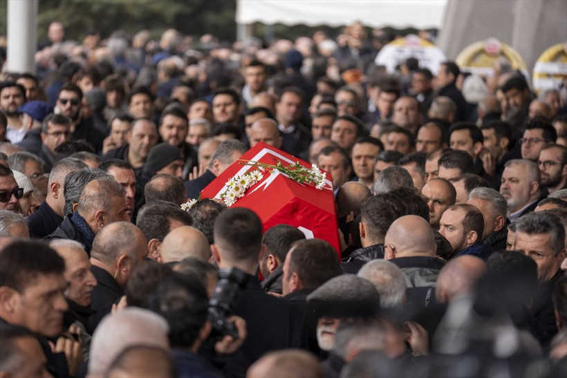 Otel yangınında ölen Fenerbahçeli yüzücü Vedia Nil Apak ile annesi, toprağa verildi - Resim: 1