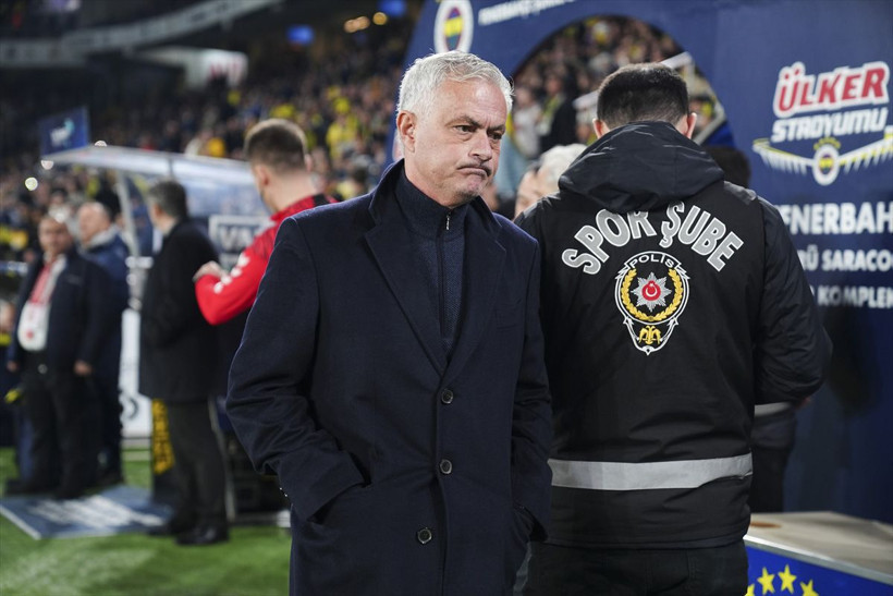 Fenerbahçe'de Mourinho'dan şok karar! Yeni transfer imzası kurumadan gidiyor - Resim: 1