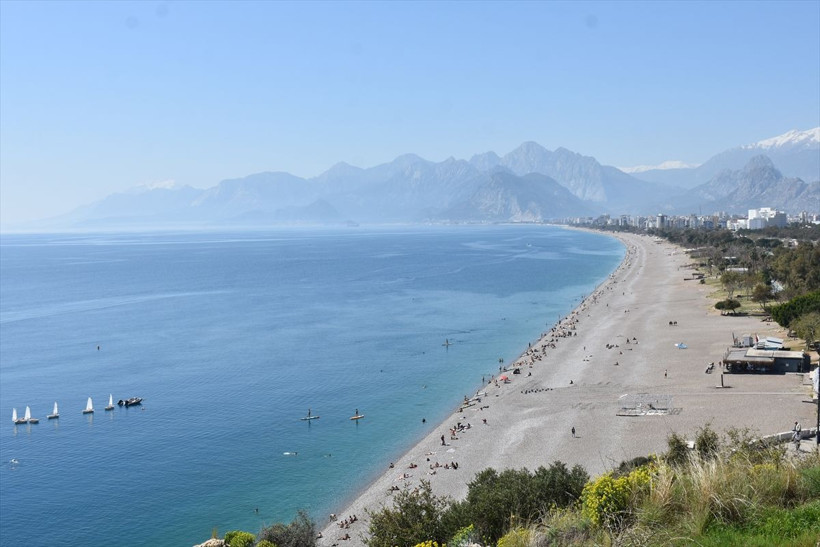 Mart ayında şaşırtan görüntüler! Denize girip güneşlendiler - Resim: 2