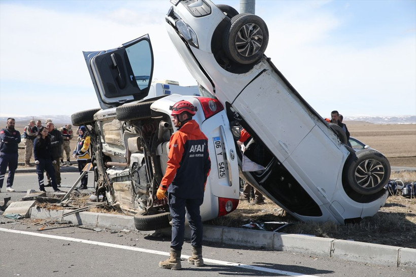 Kars'ta iki otomobil çarpıştı, biri diğerinin üzerine düştü: Ölü ve yaralılar var - Resim: 4