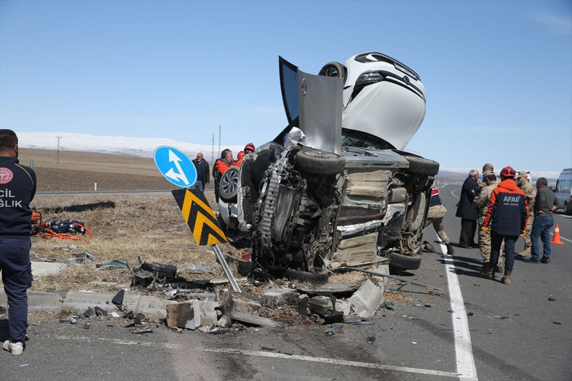 Kars'ta iki otomobil çarpıştı, biri diğerinin üzerine düştü: Ölü ve yaralılar var - Resim: 2