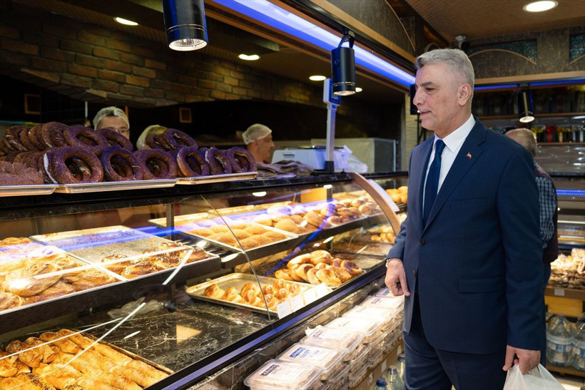 Ticaret Bakanı Bolat, "boykot" çağrılarına karşı esnafı ziyaret ederek alışveriş yaptı - Resim: 3