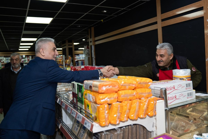 Ticaret Bakanı Bolat, "boykot" çağrılarına karşı esnafı ziyaret ederek alışveriş yaptı - Resim: 4