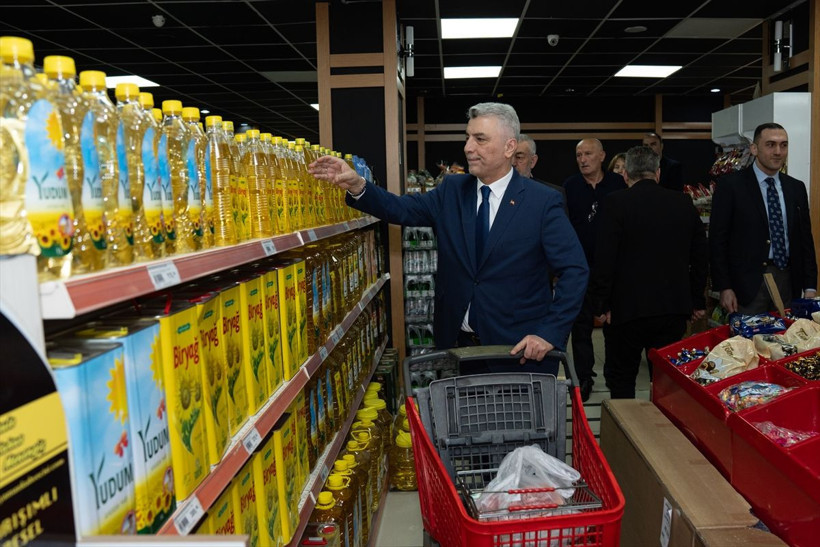 Ticaret Bakanı Bolat, "boykot" çağrılarına karşı esnafı ziyaret ederek alışveriş yaptı - Resim: 2