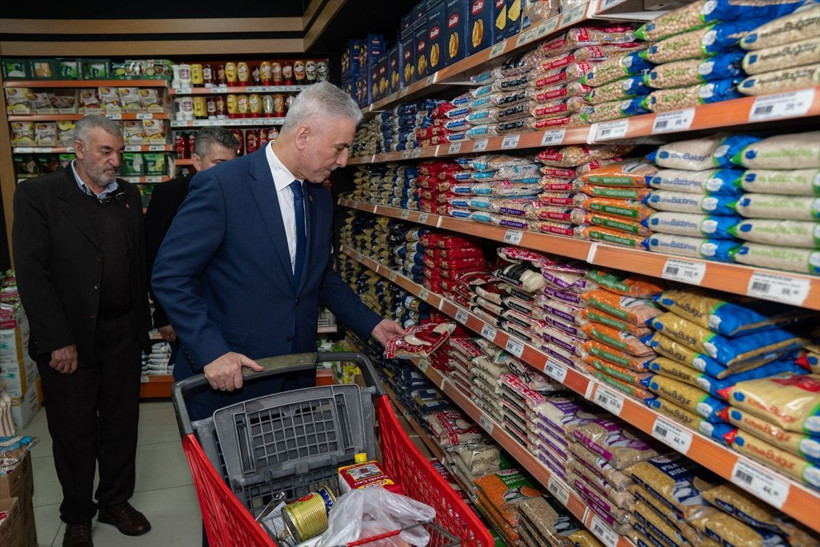 Ticaret Bakanı Bolat, "boykot" çağrılarına karşı esnafı ziyaret ederek alışveriş yaptı - Resim: 1