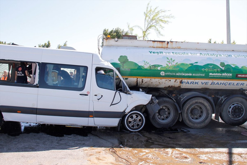 Antalya'da korkunç kaza! Tur minibüsü sulama tankerine çarptı: Yaralılar var - Resim: 3