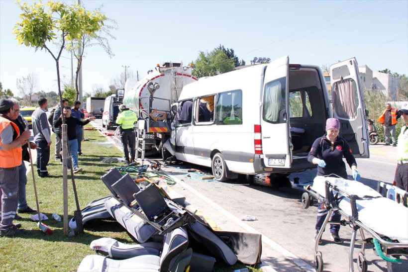 Antalya'da korkunç kaza! Tur minibüsü sulama tankerine çarptı: Yaralılar var - Resim: 2