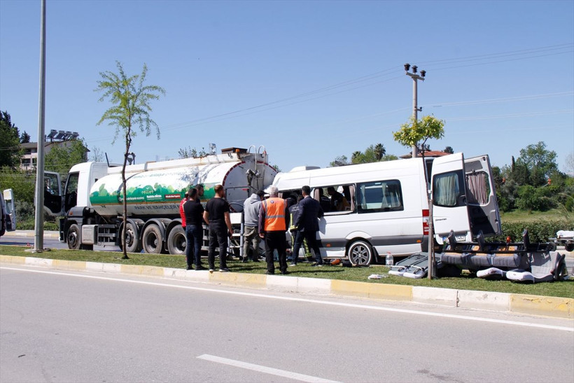 Antalya'da korkunç kaza! Tur minibüsü sulama tankerine çarptı: Yaralılar var - Resim: 1