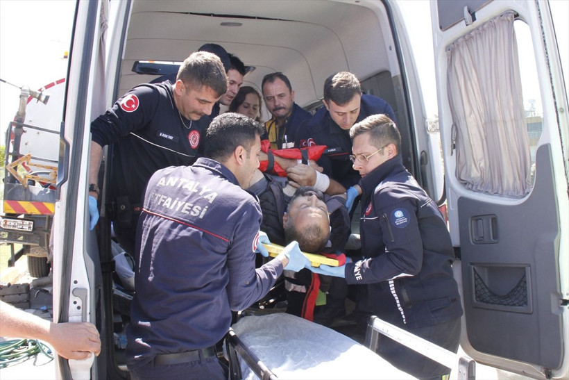 Antalya'da korkunç kaza! Tur minibüsü sulama tankerine çarptı: Yaralılar var - Resim: 4